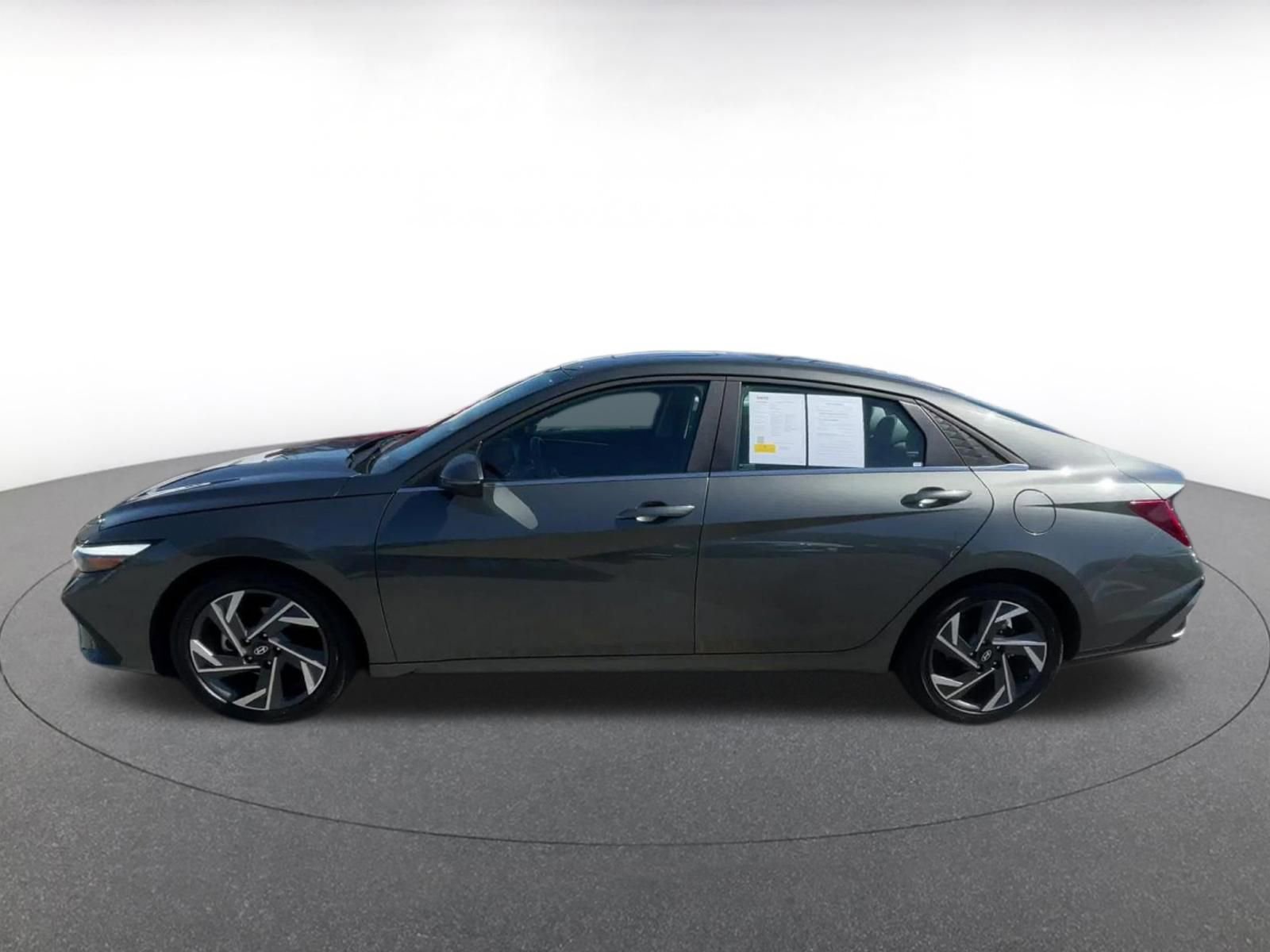 Used 2025 Hyundai Elantra Limited image 9