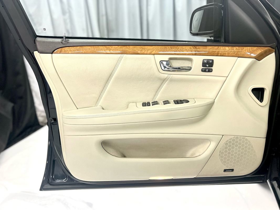 Used 2011 Cadillac DTS Platinum image 37