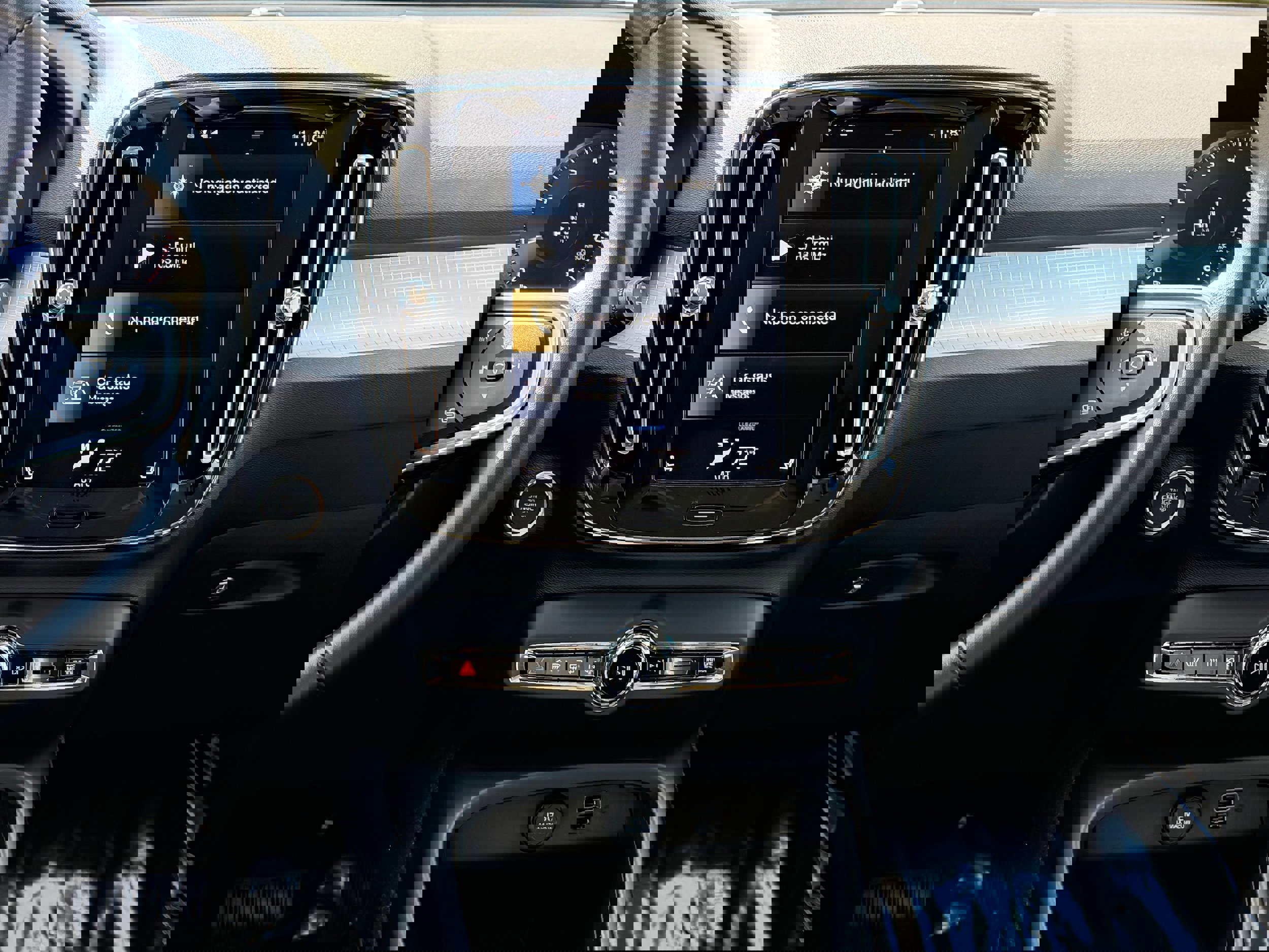 Used 2020 Volvo XC40 T4 Momentum image 15