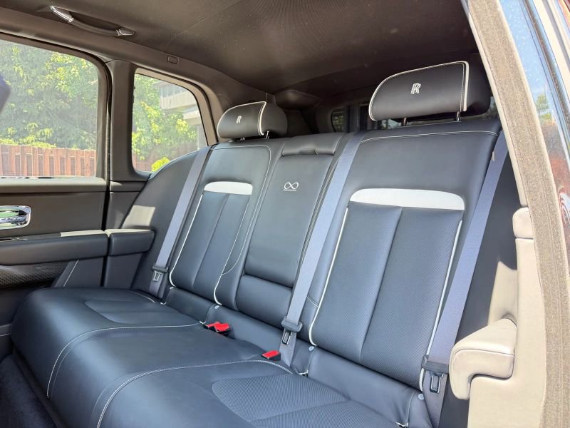 Used 2022 Rolls-Royce Cullinan Black Badge w/ Dark Exterior Package AWD/4WD image 18