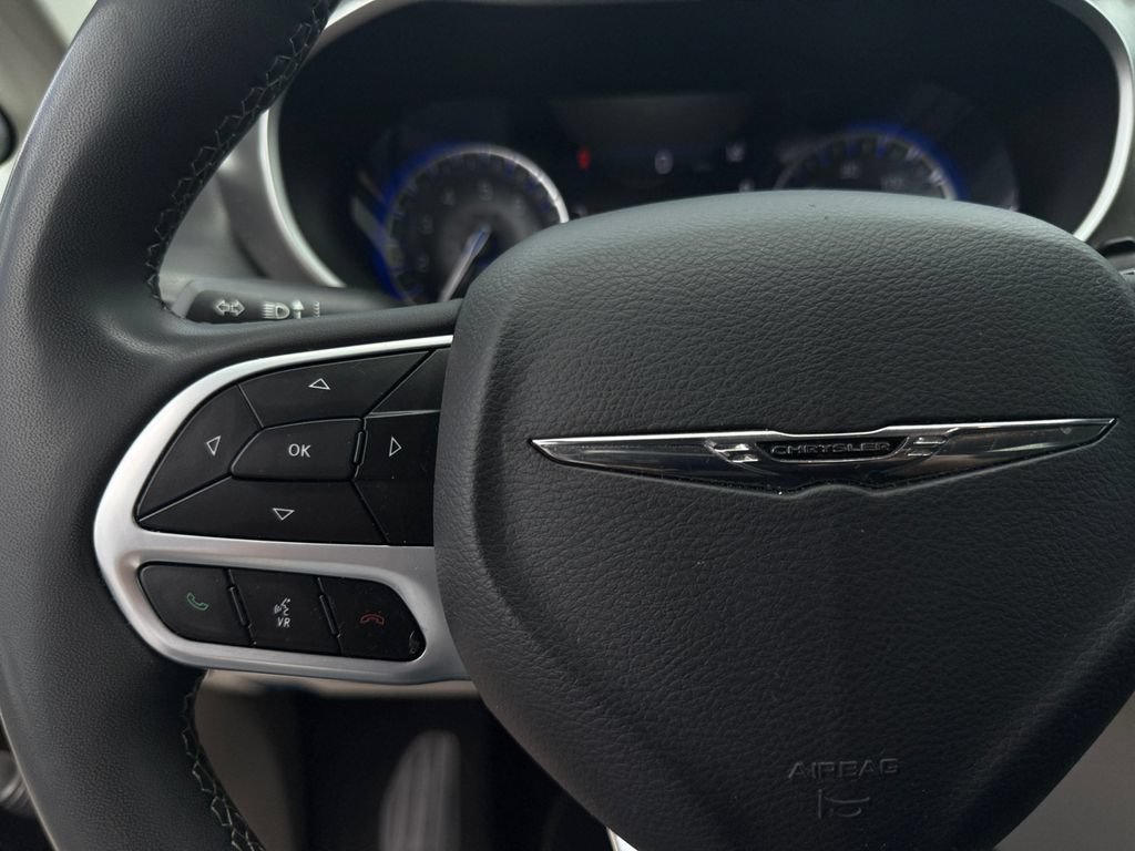 Certified 2023 Chrysler Pacifica Touring-L FWD image 25