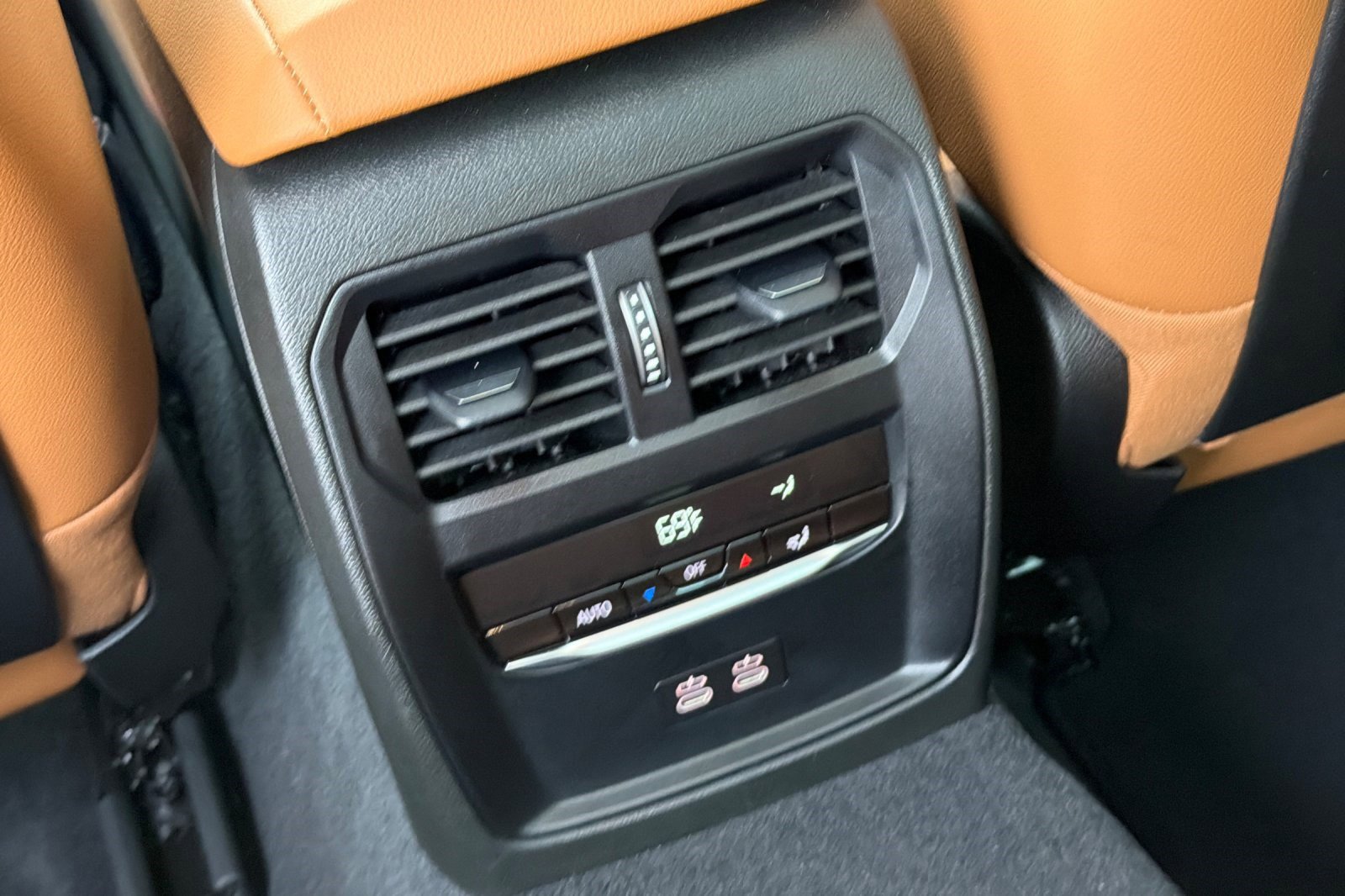 Used 2025 BMW 330i Sedan w/ Premium Package image 16