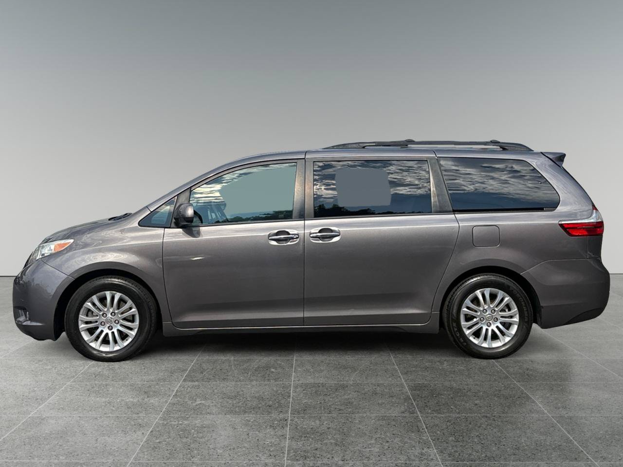 Used 2015 Toyota Sienna XLE w/ XLE Navigation Package FWD image 4