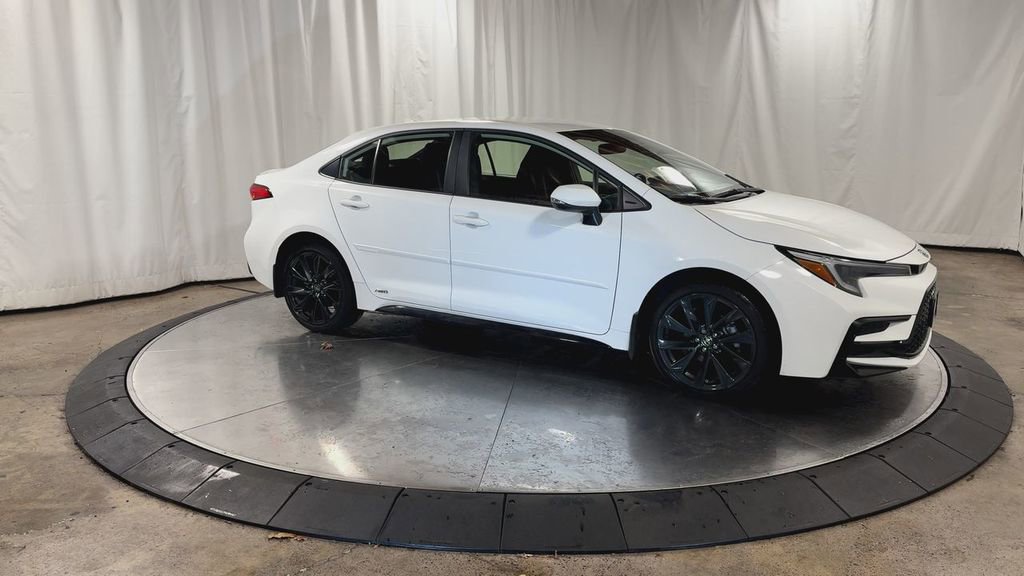 Used 2024 Toyota Corolla SE image 3