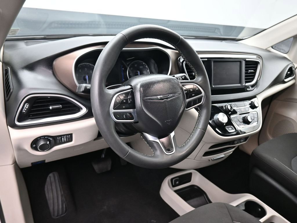 Used 2023 Chrysler Voyager LX image 13