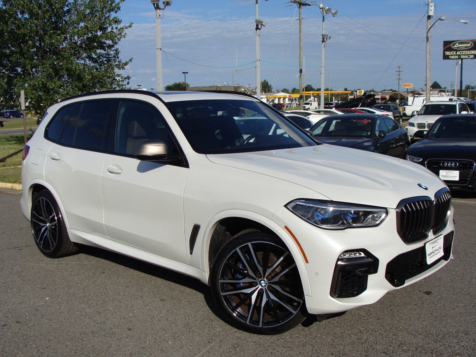 Used 2021 BMW X5 M50i w/ Executive Package image 1