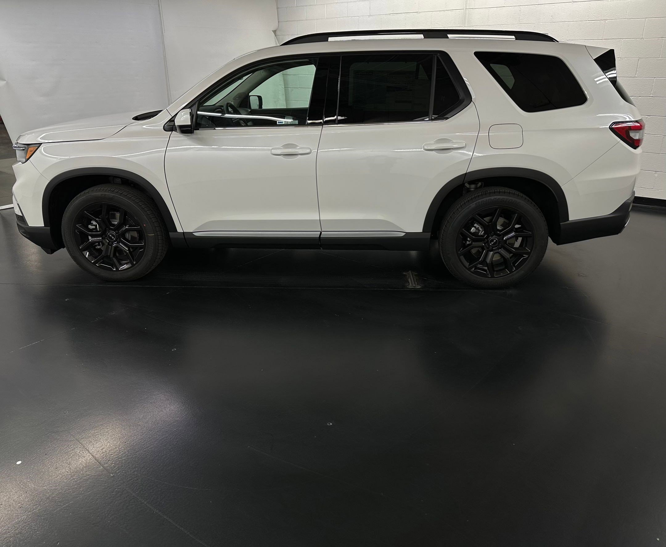 New 2025 Honda Pilot Touring image 2