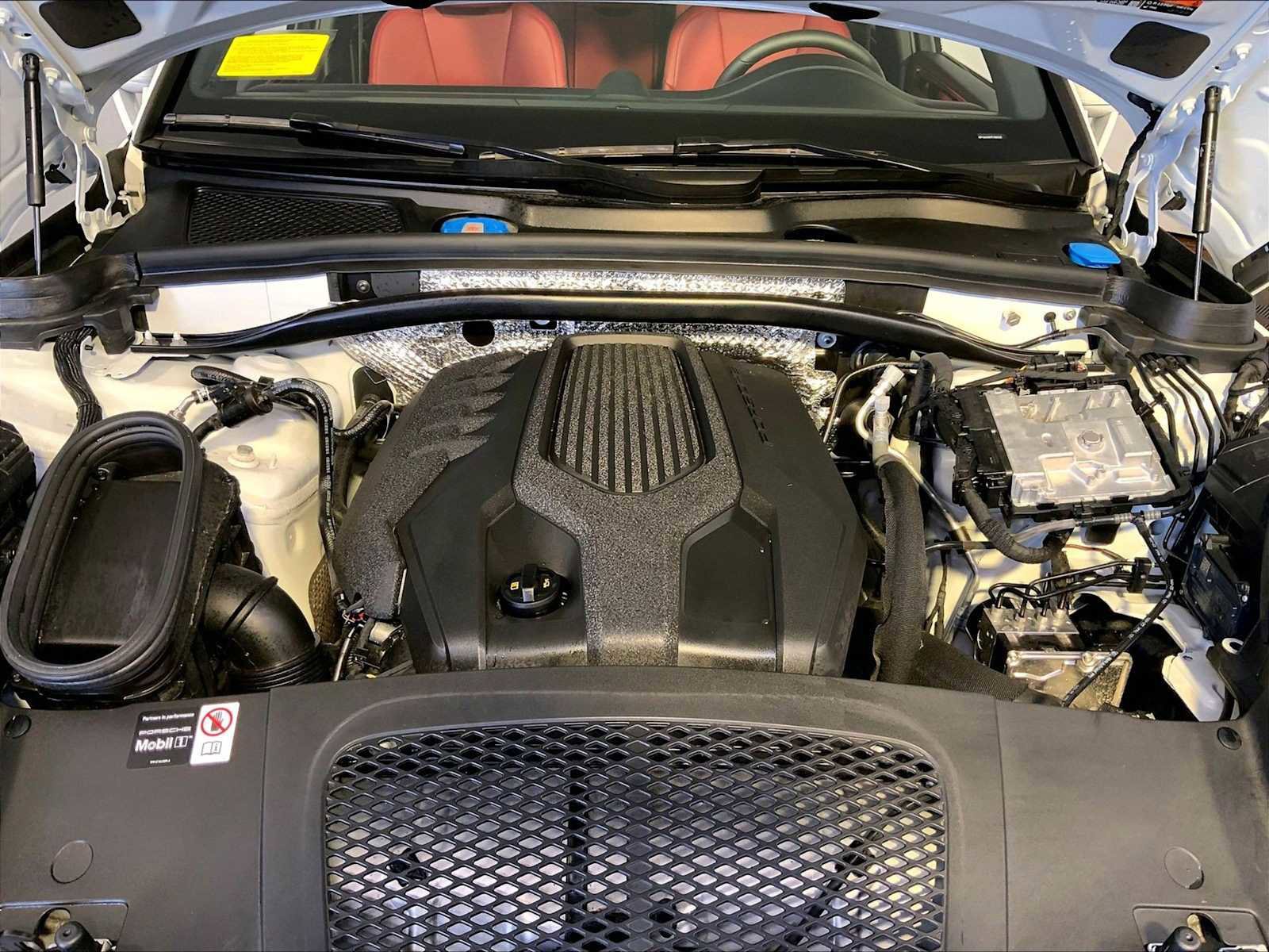 Certified 2026 Porsche Macan AWD/4WD image 32