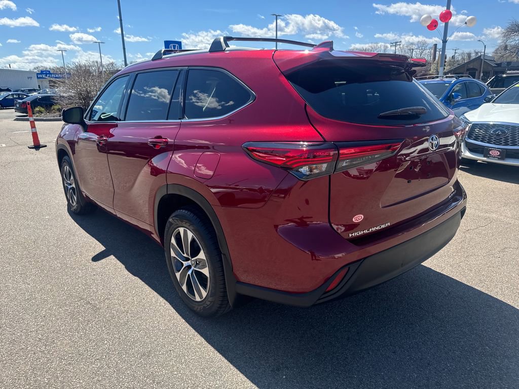 Used 2022 Toyota Highlander XLE AWD/4WD image 5