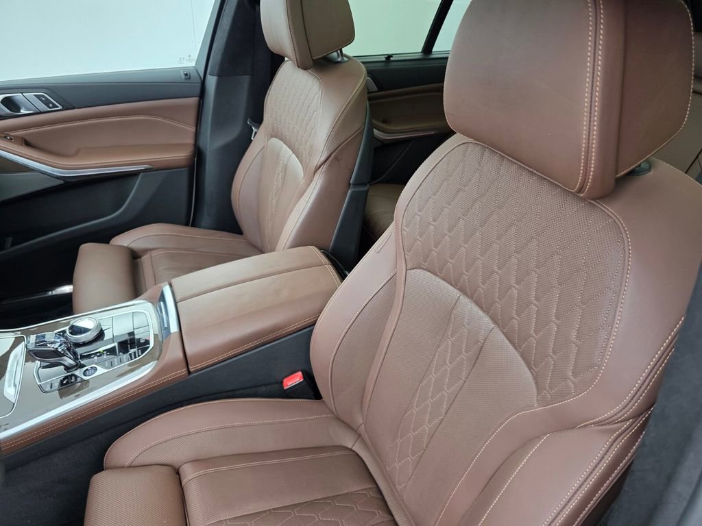 Used 2021 BMW X5 M50i w/ Executive Package image 11