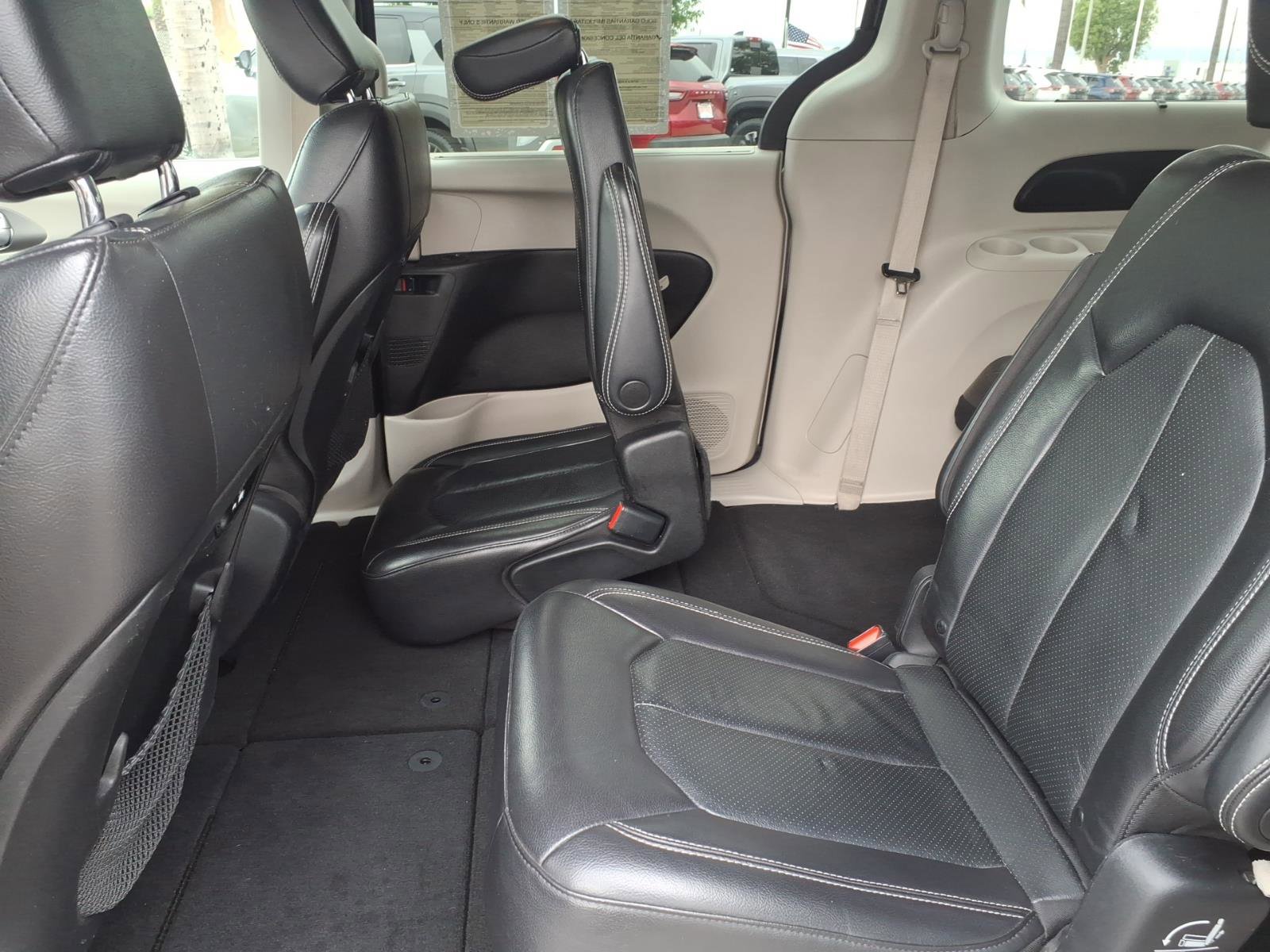 Used 2022 Chrysler Pacifica Touring-L image 15