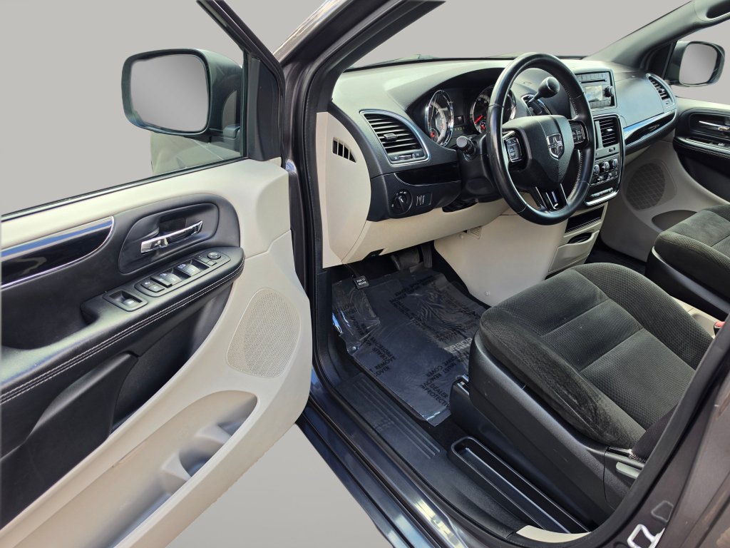 Used 2016 Dodge Grand Caravan SE FWD image 21