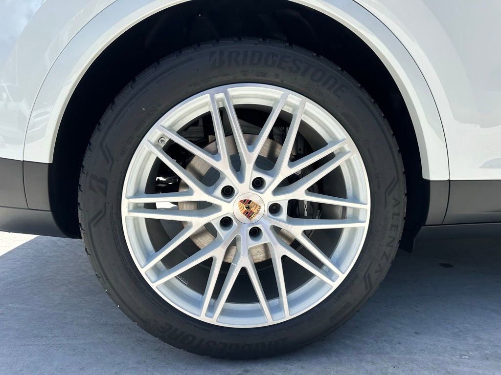 Used 2025 Porsche Cayenne image 40