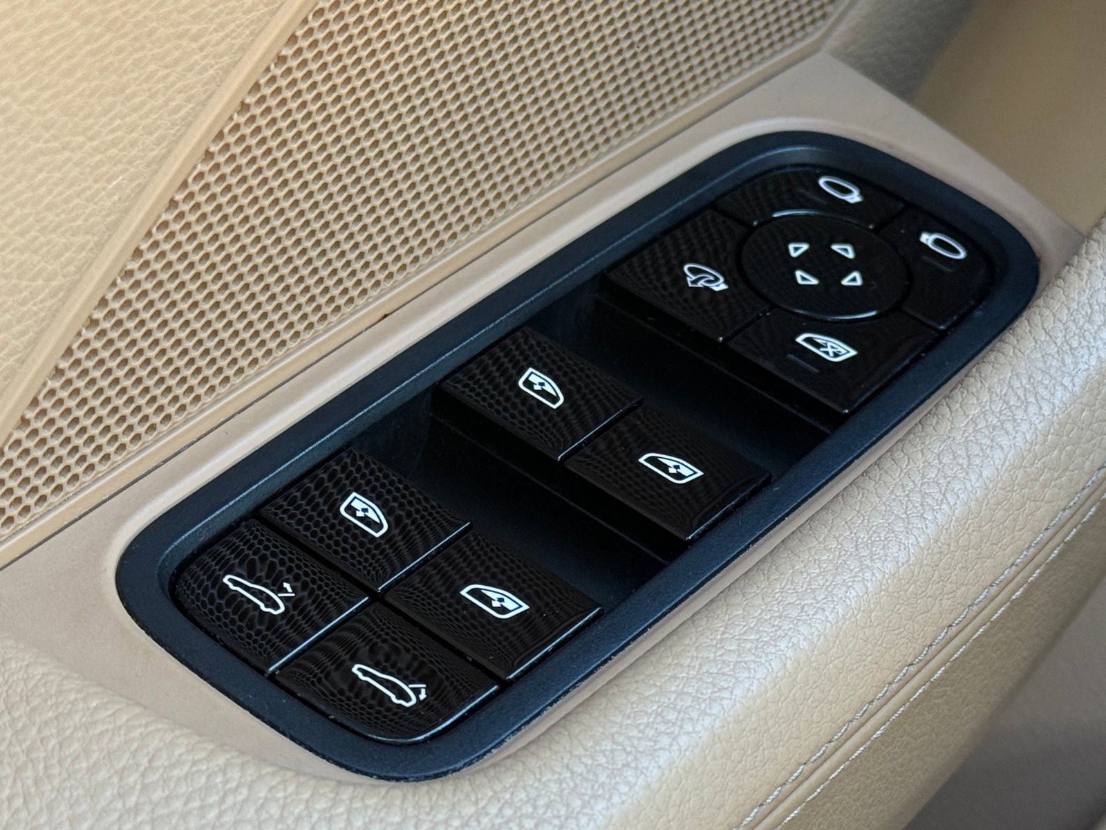 Used 2018 Porsche Panamera 4S image 31