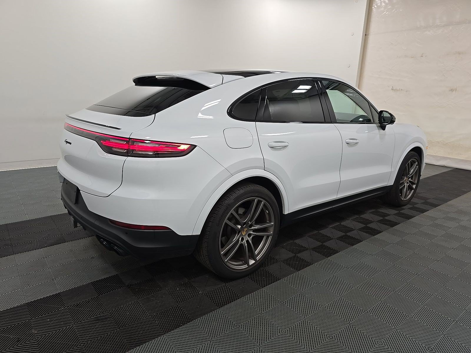 Used 2023 Porsche Cayenne Platinum Edition AWD/4WD image 6