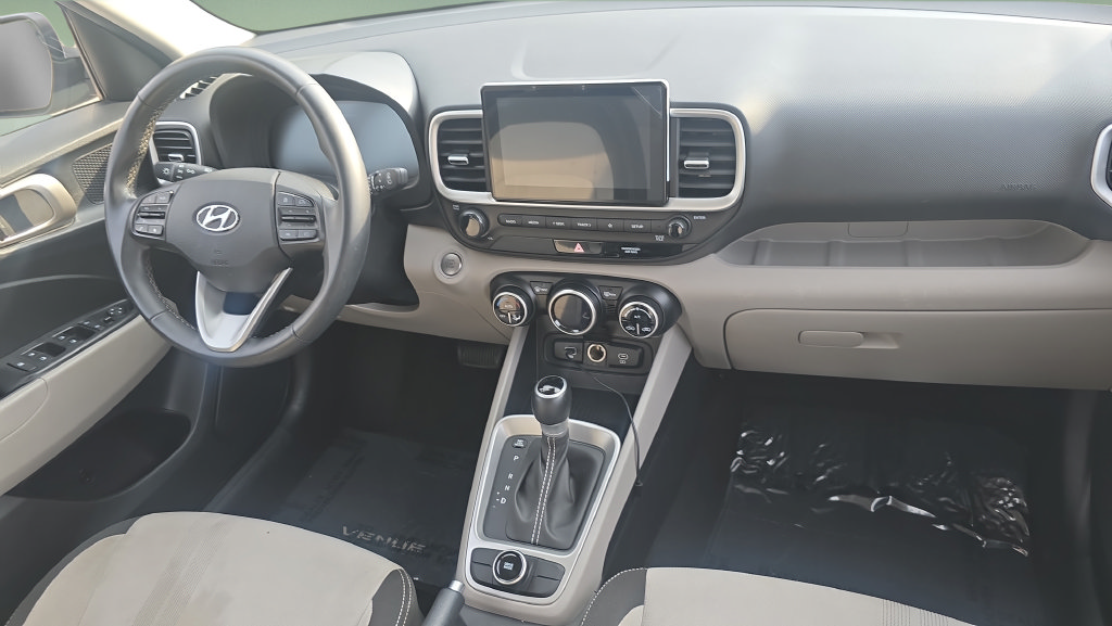 Certified 2025 Hyundai Venue SEL FWD image 11