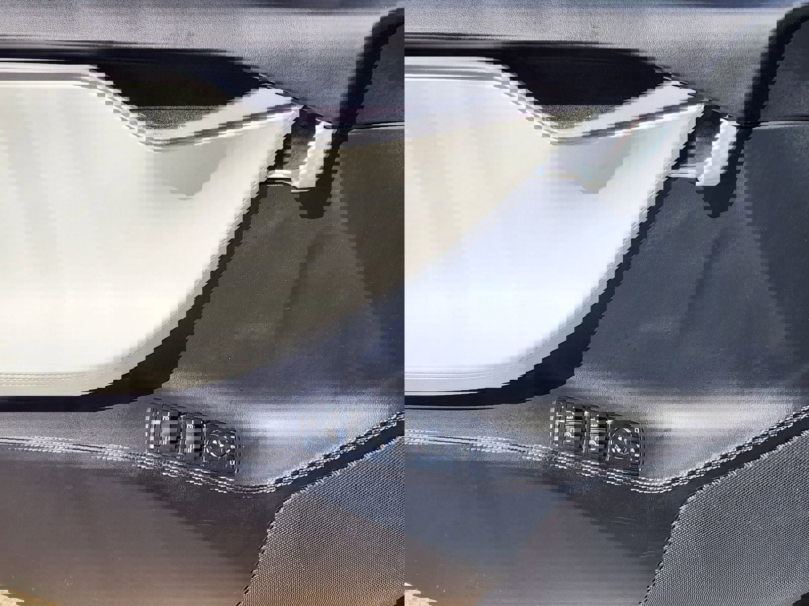 Used 2019 Tesla Model S AWD image 29