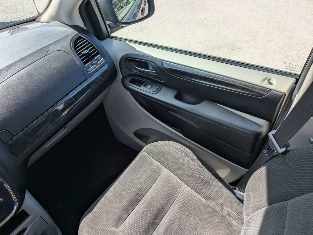 Used 2018 Dodge Grand Caravan SE w/ UConnect Hands-Free Group image 18