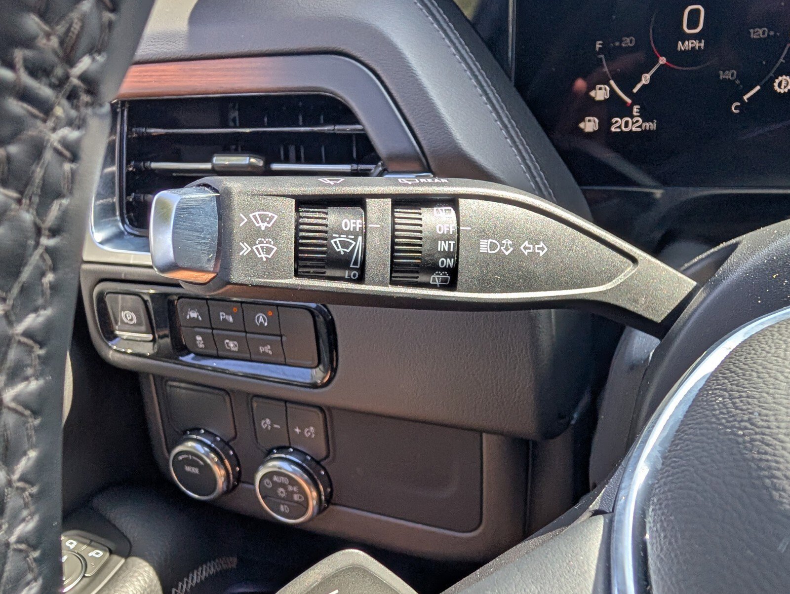 Used 2025 GMC Yukon XL Denali RWD image 31