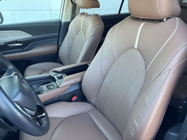 Used 2025 Toyota Grand Highlander AWD image 28
