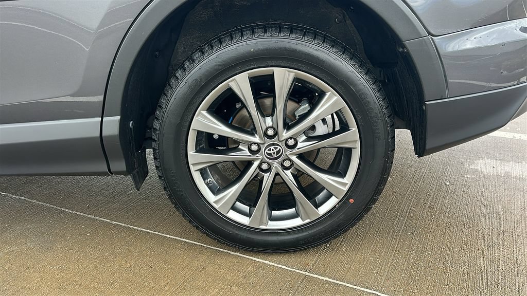 Used 2018 Toyota RAV4 Limited FWD image 18