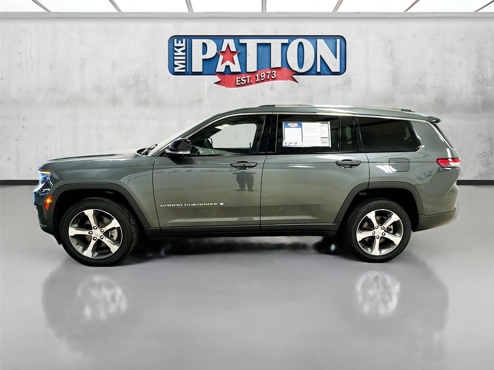 Used 2023 Jeep Grand Cherokee L Limited w/ Luxury Tech Group II RWD image 4