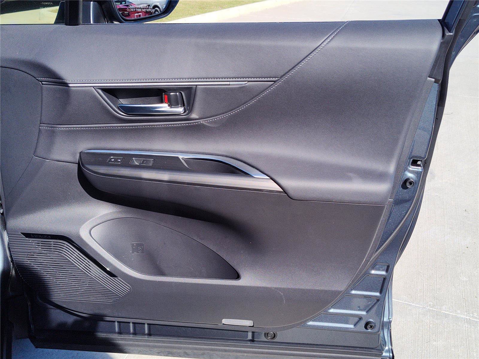 Used 2024 Toyota Venza XLE image 24