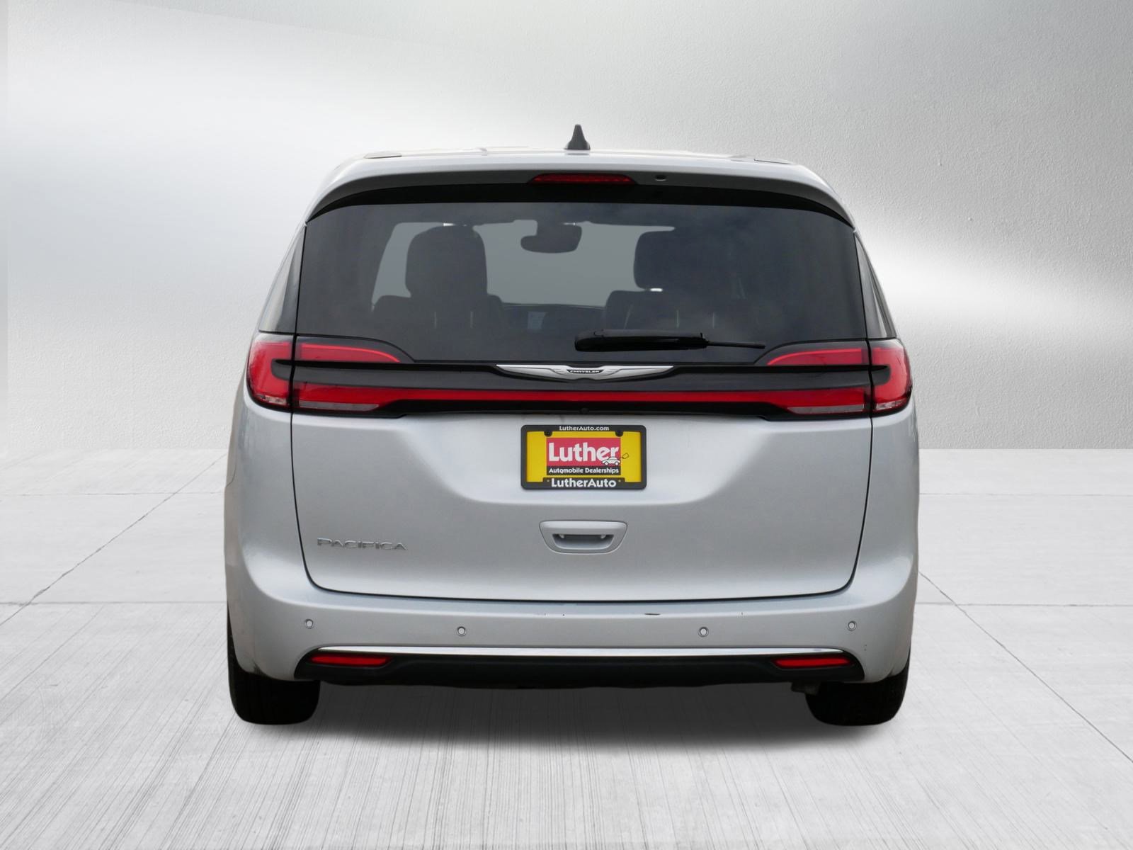 Used 2023 Chrysler Pacifica Touring-L image 6