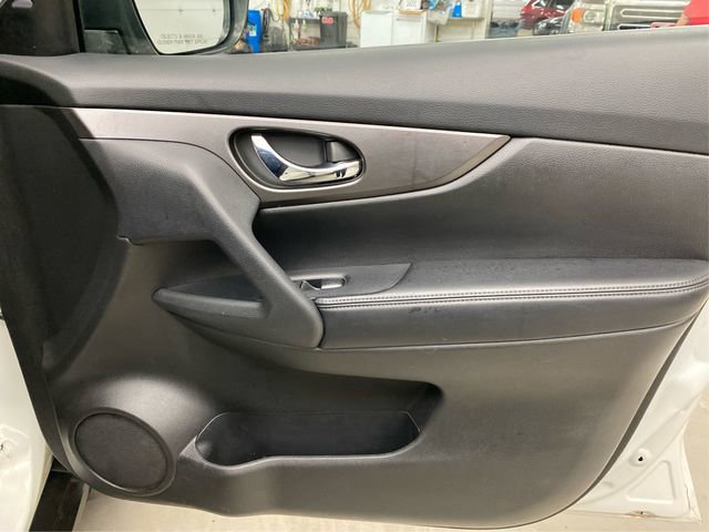 Used 2014 Nissan Rogue SV w/ SV Premium Package image 27