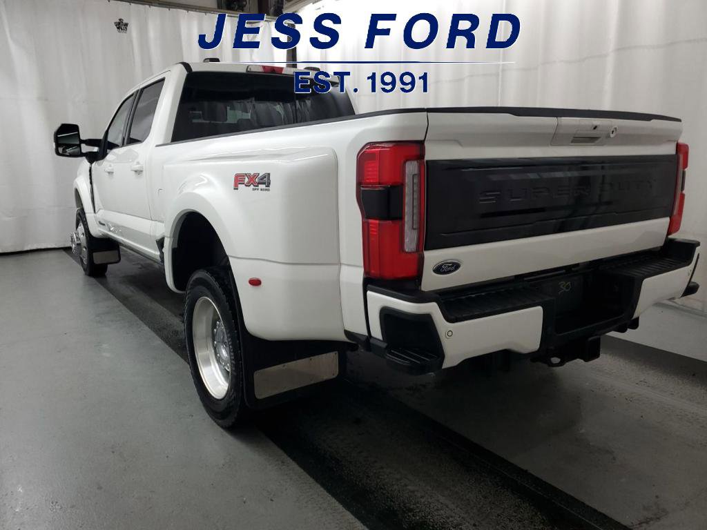 Used 2025 Ford F450 Platinum w/ FX4 Off-Road Package image 2