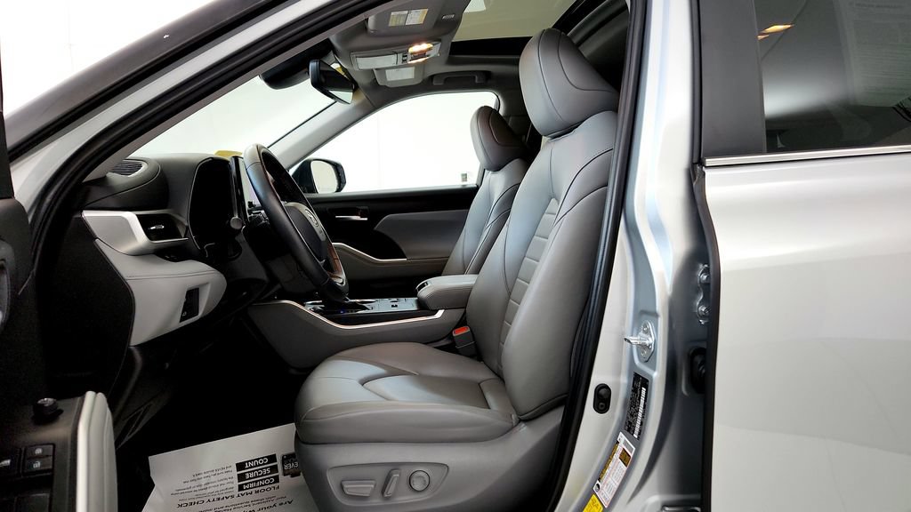 Certified 2025 Toyota Highlander XLE AWD/4WD image 14