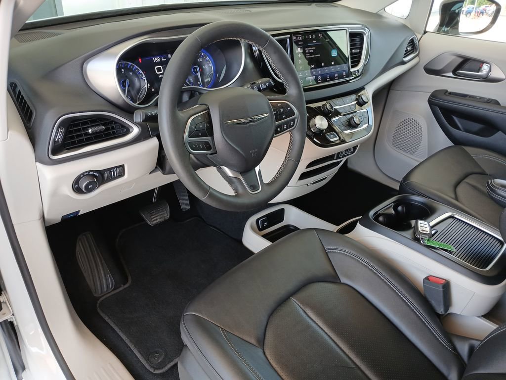 Used 2024 Chrysler Pacifica Touring-L FWD image 10