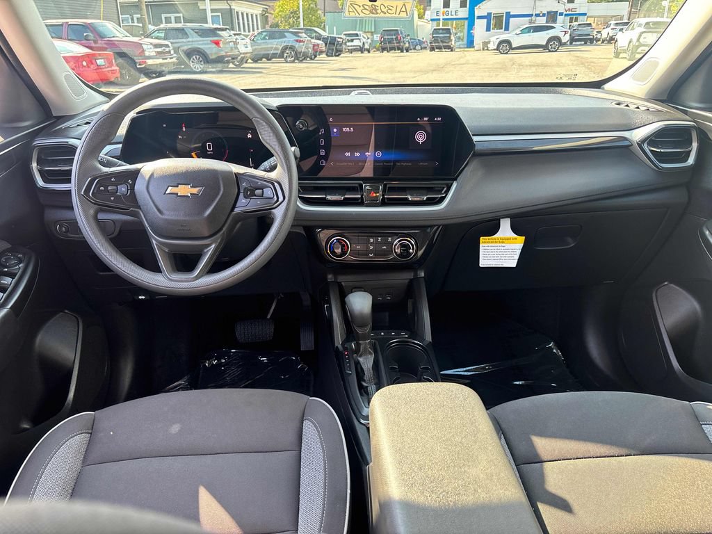 Used 2025 Chevrolet TrailBlazer LT AWD/4WD image 19