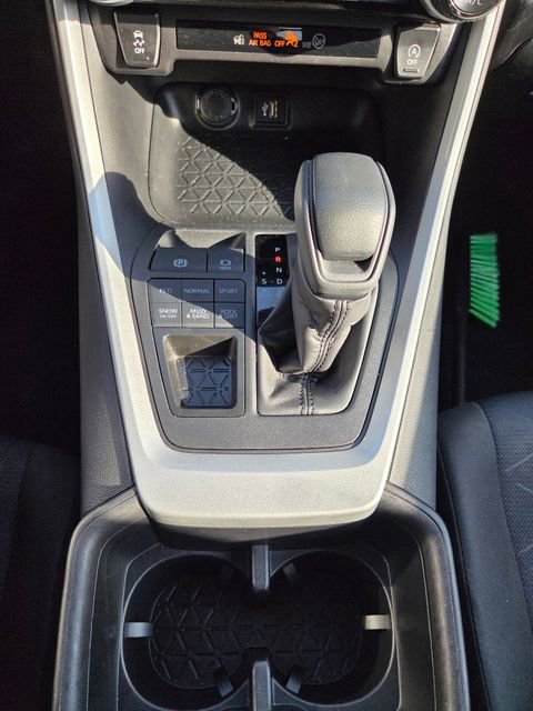 Used 2025 Toyota RAV4 XLE AWD/4WD image 18
