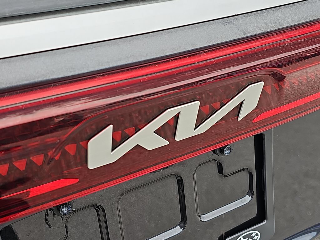 Used 2022 Kia Carnival LX FWD image 31