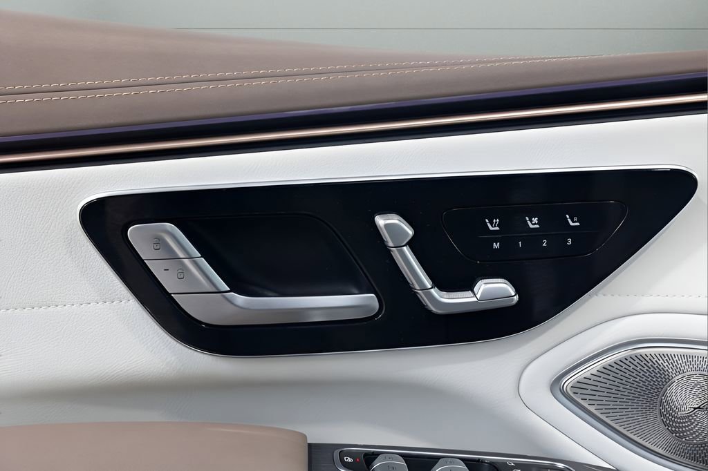 Used 2022 Mercedes-Benz EQS 580 4MATIC Sedan w/ Pinnacle Trim Package image 37