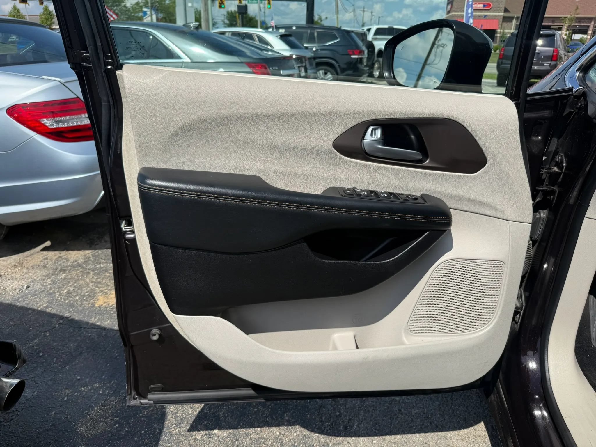 Used 2017 Chrysler Pacifica Touring-L Plus FWD image 10