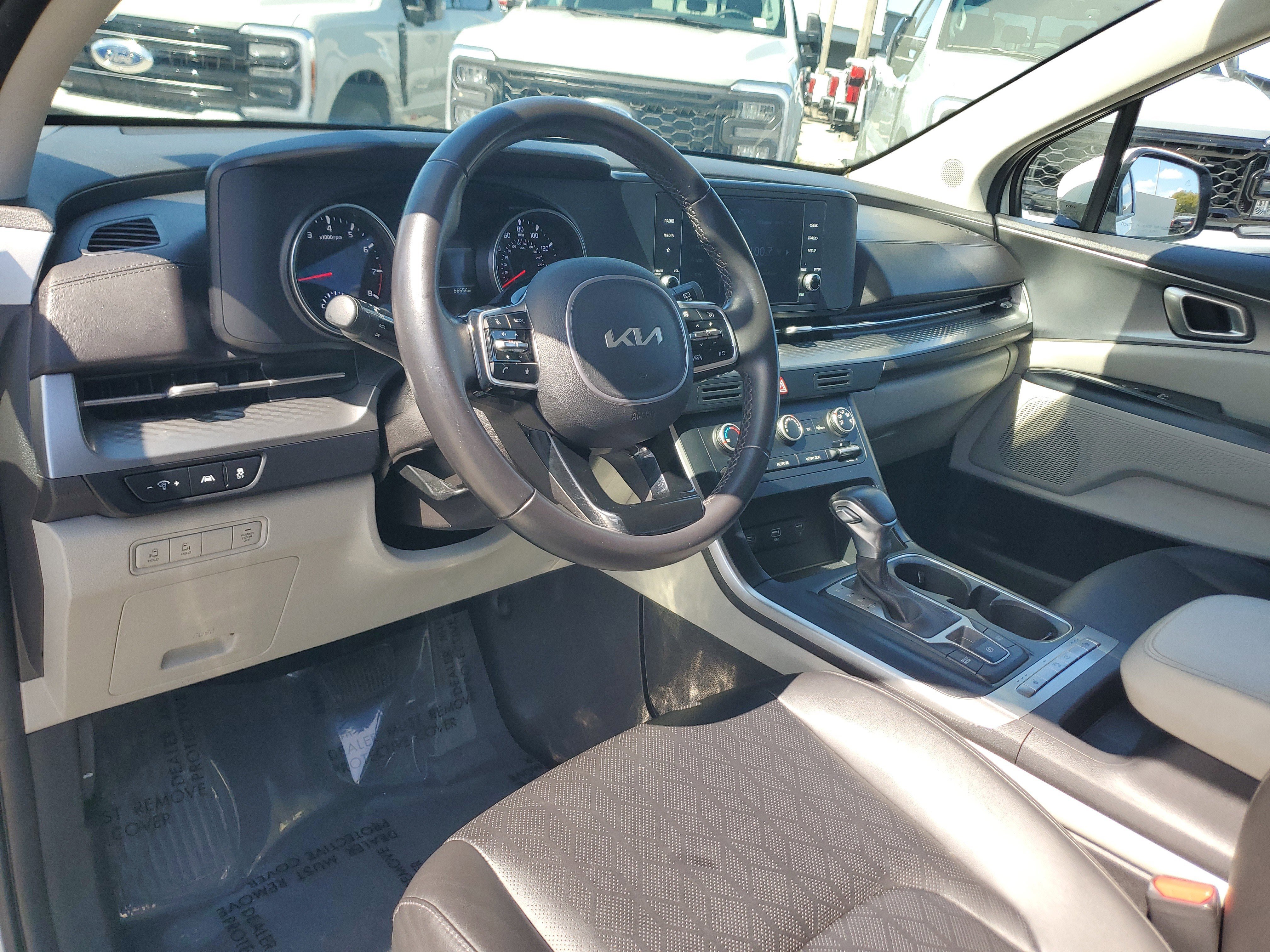 Used 2023 Kia Carnival LX image 9