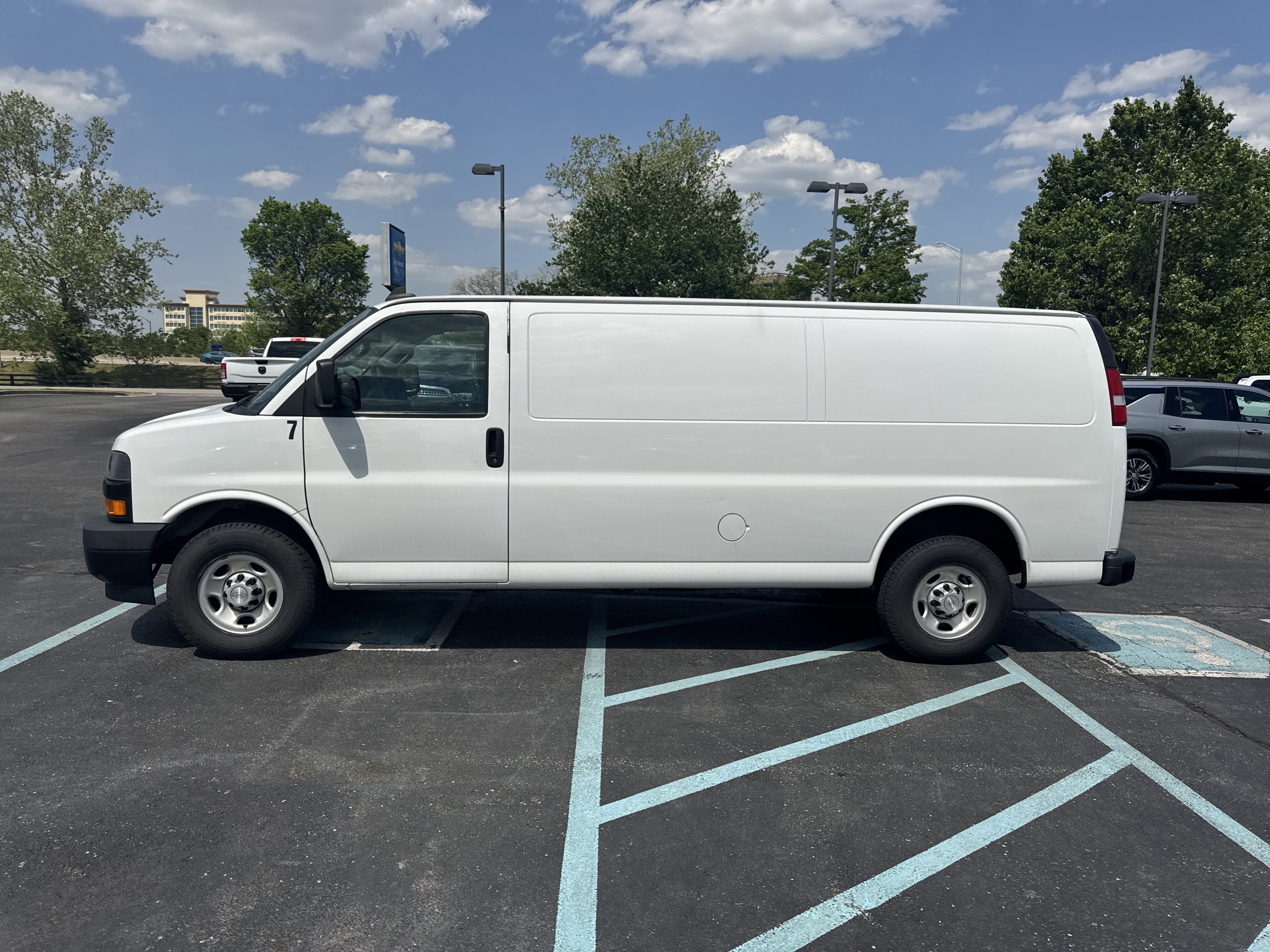 Used 2018 Chevrolet Express 3500 Extended w/ Driver Convenience Package RWD image 21
