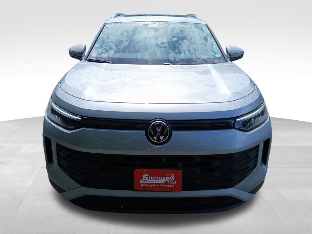 New 2025 Volkswagen Tiguan SE image 8