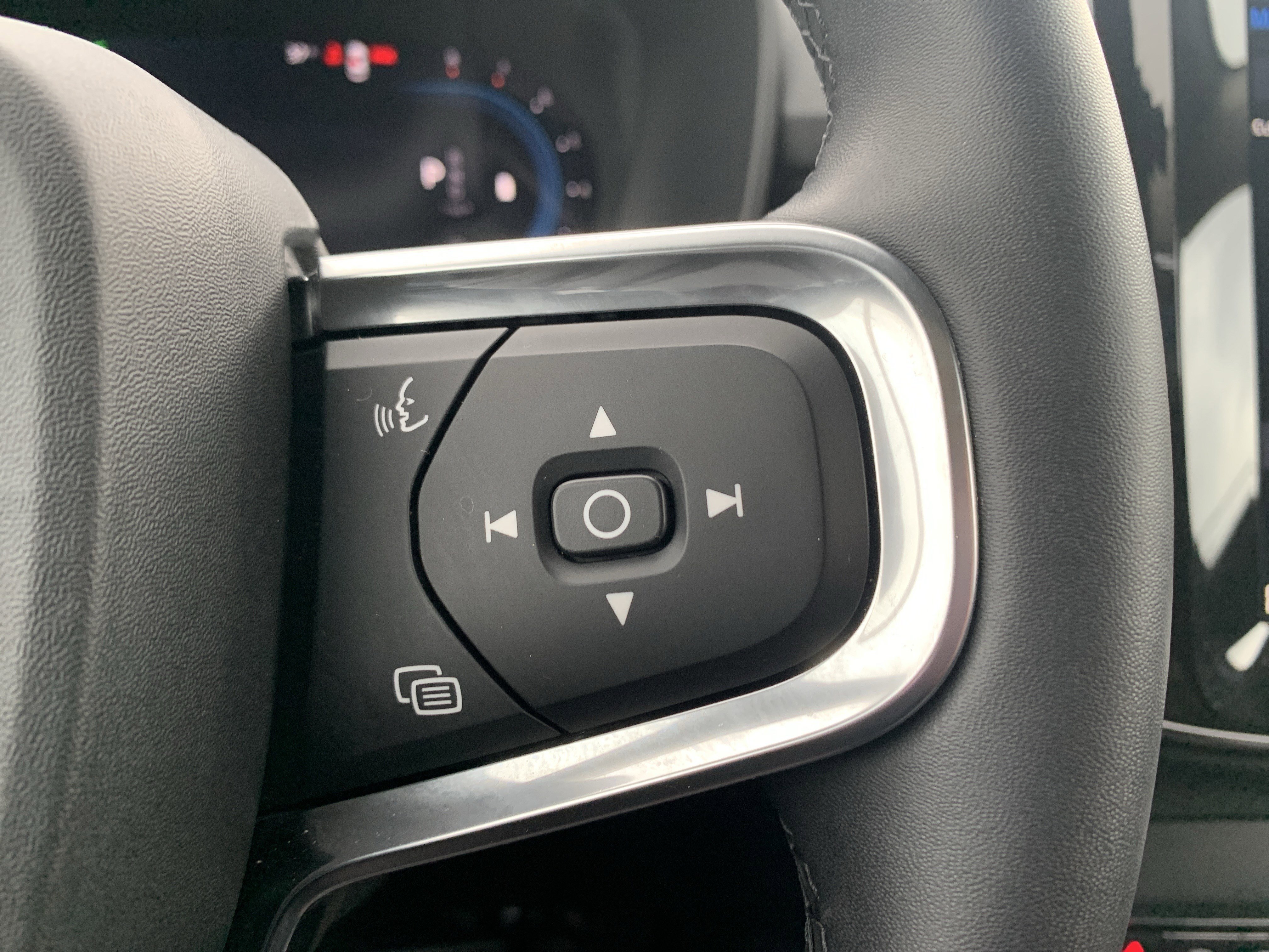 Used 2025 Volvo XC40 B5 Core image 20