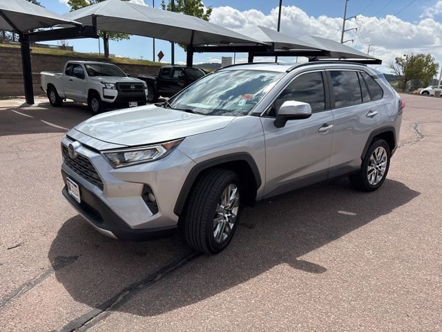Used 2019 Toyota RAV4 Limited w/ Cold Weather Package FWD image 3