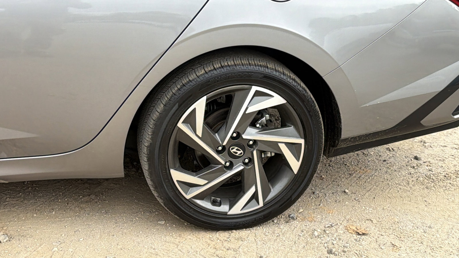 Used 2024 Hyundai Elantra Limited image 12