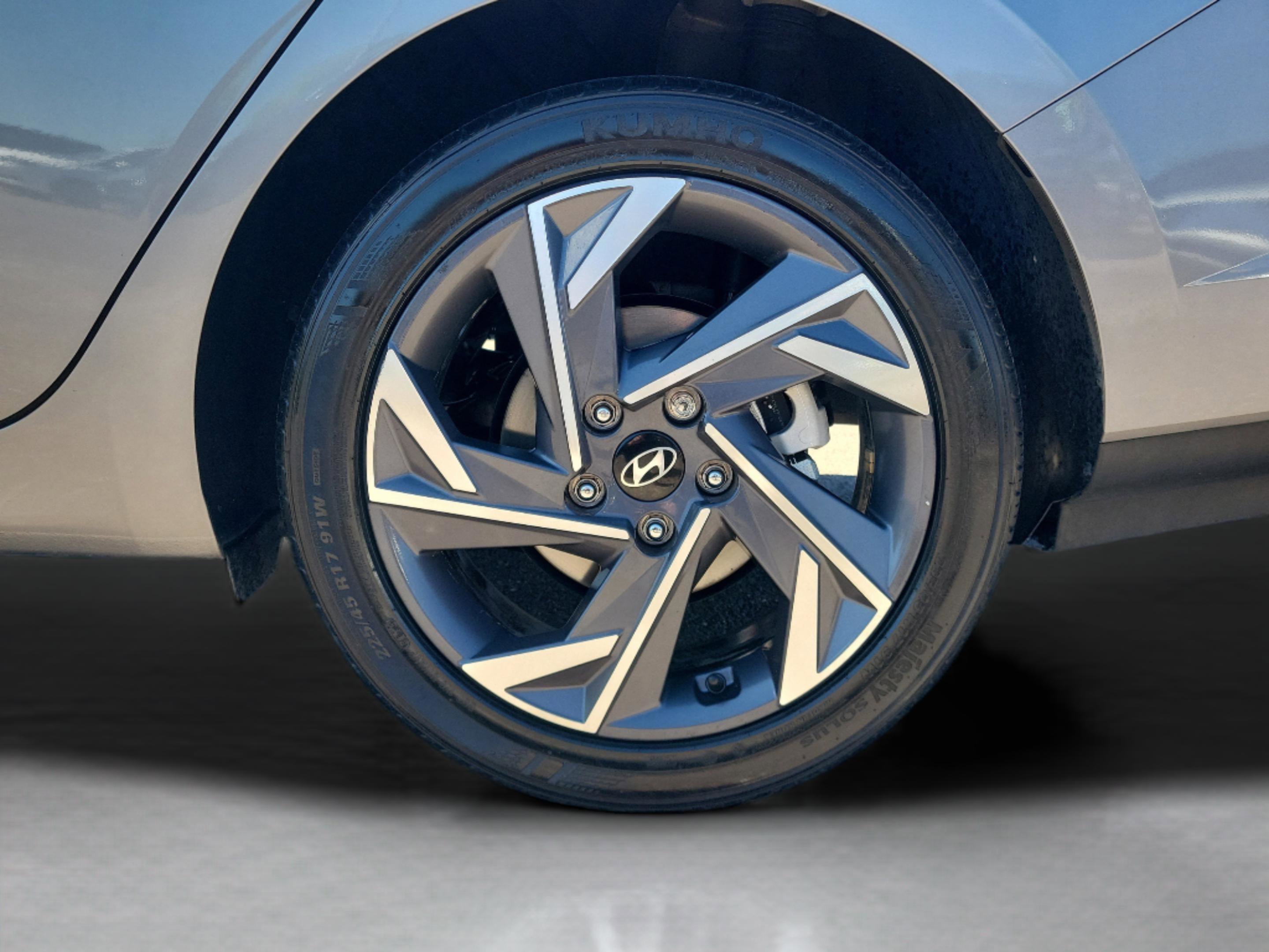 Used 2025 Hyundai Elantra Sport image 5