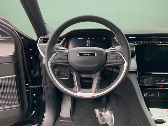 Used 2025 Jeep Grand Cherokee Limited w/ Luxury Tech Group II AWD/4WD image 19