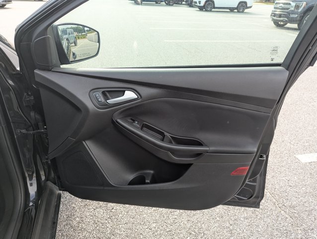 Used 2015 Ford Focus SE FWD image 25
