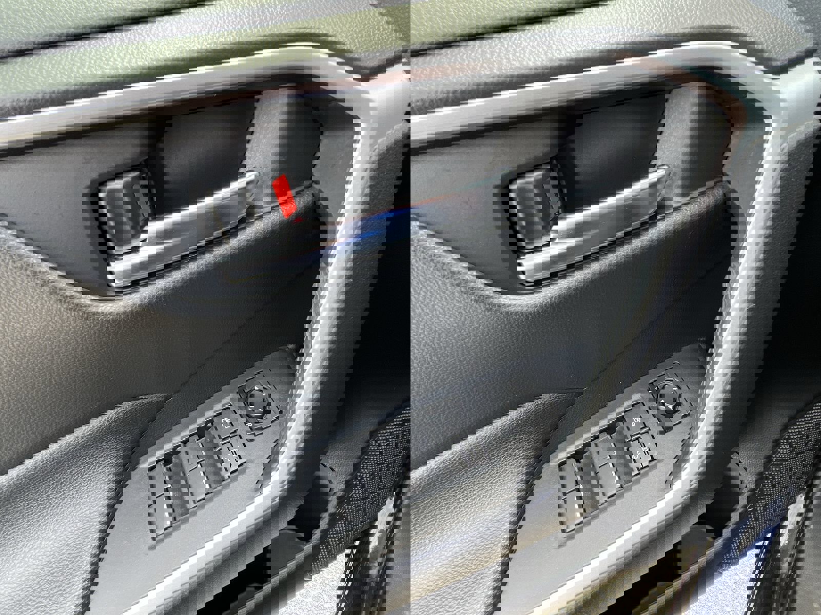 Used 2021 Toyota RAV4 XLE Premium image 17