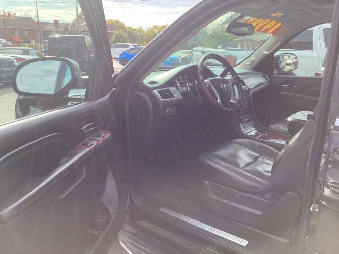 Used 2011 Cadillac Escalade Base w/ Touring Package image 5