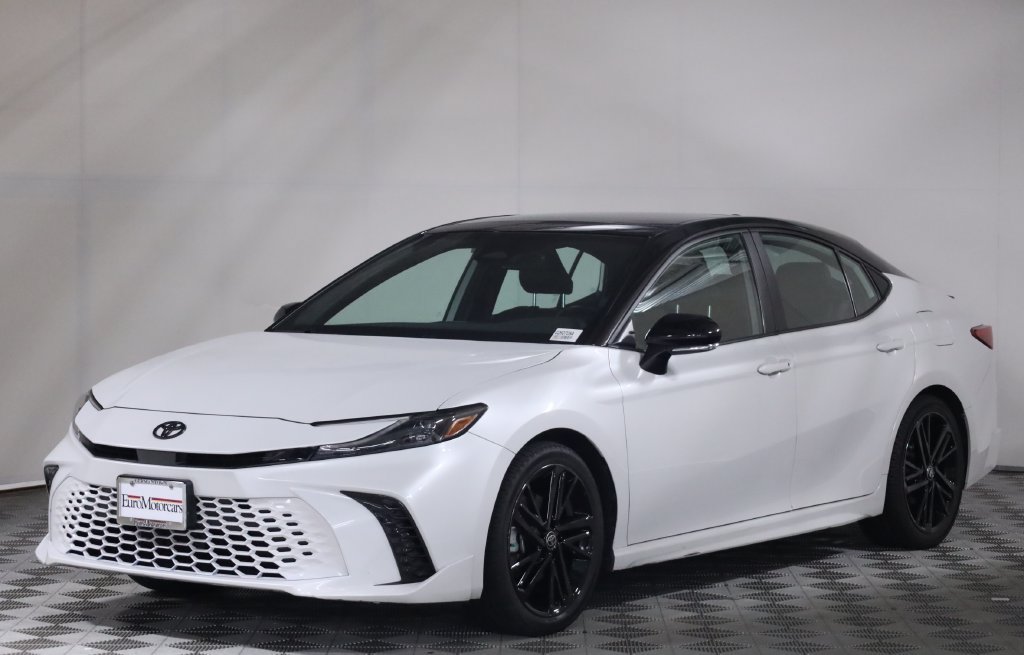 Used 2025 Toyota Camry XSE FWD image 3