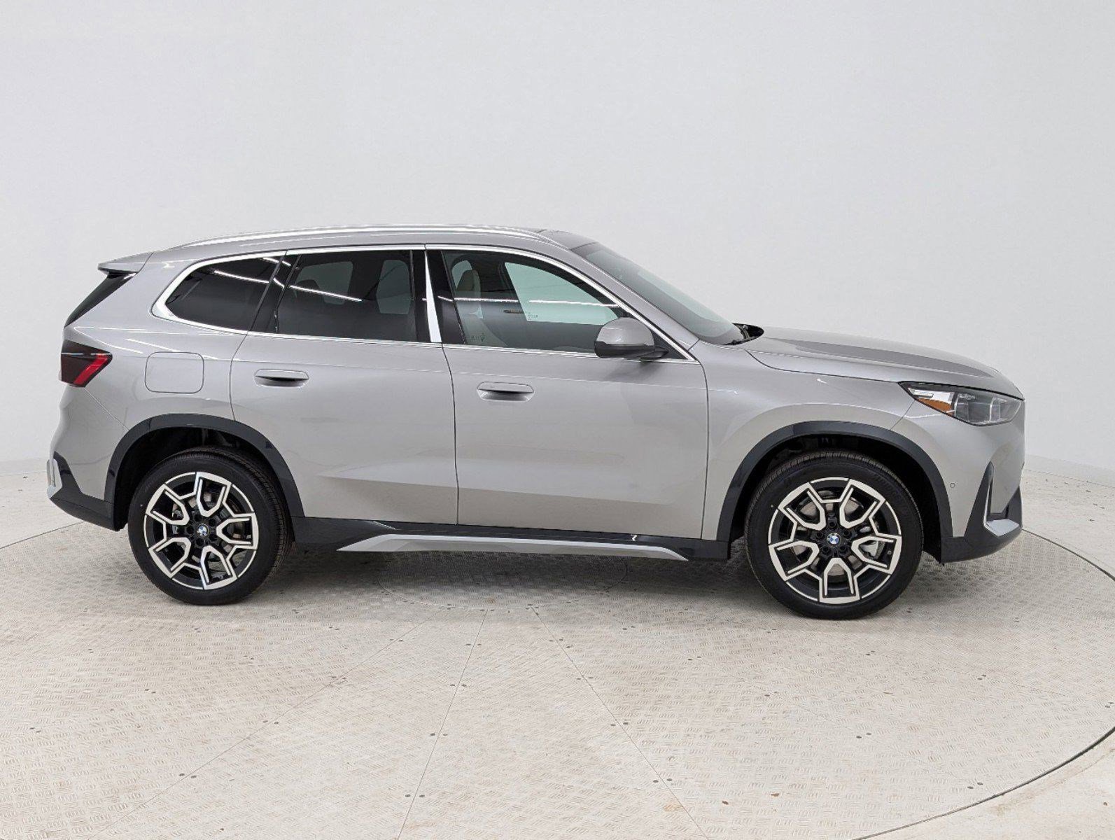 Used 2025 BMW X1 xDrive28i w/ Convenience Package AWD/4WD image 8